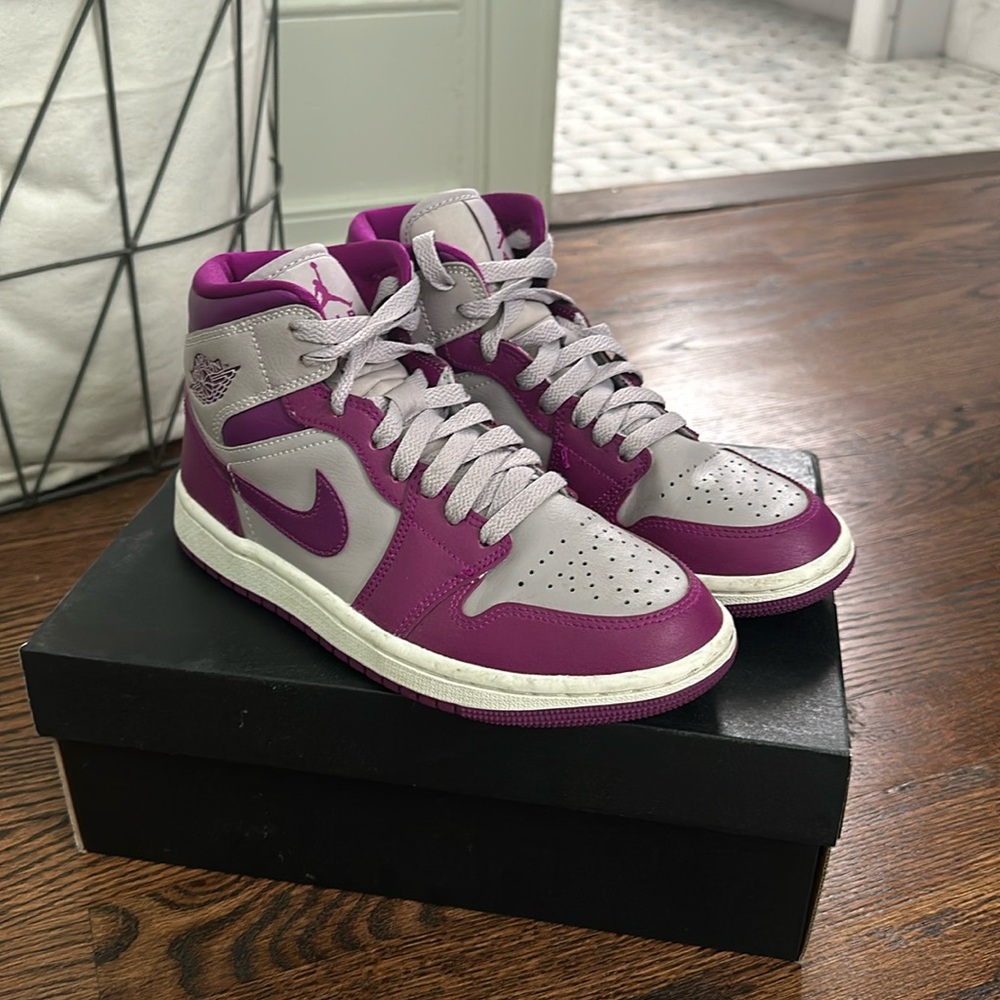 2022 Women’s Air Jordan 1 Mid ‘Magenta’